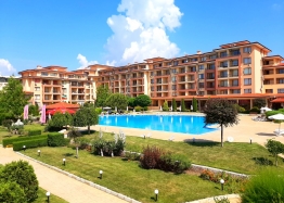 Apartament z widokiem na basen w dużym kompleksie. Zdjęcie 1