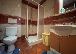 Prostorný třípokojový byt s úžasným výhledem na první pobřeží. Foto 17
