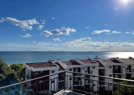 Prostorný třípokojový byt s úžasným výhledem na první pobřeží. Foto 1