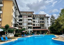 Schöne Dreizimmerwohnung mit Blick auf den Pool an der Küste. Foto 1