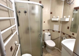 Prostorný třípokojový byt s novým nábytkem na Slunečném pobřeží. Foto 8