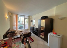 Студия с видом на бассейн в жилом комплексе. Фото 2