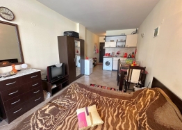 Студия с видом на бассейн в жилом комплексе. Фото 3