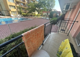 Студия с видом на бассейн в жилом комплексе. Фото 5