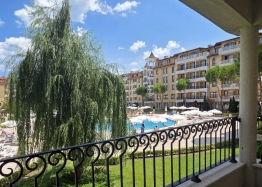One bedroom apartment in a large complex. Photo 5