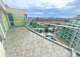 Квартира с видом на бассейн и большим балконом. Фото 5