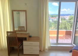 Prostorný apartmán s výhledem na bazén. Foto 16