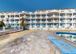 Apartment with a pool view in a residential complex. Photo 5