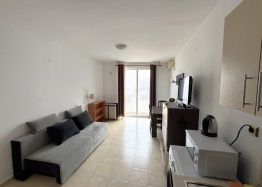 Apartment mit Poolblick in einer Wohnanlage. Foto 2